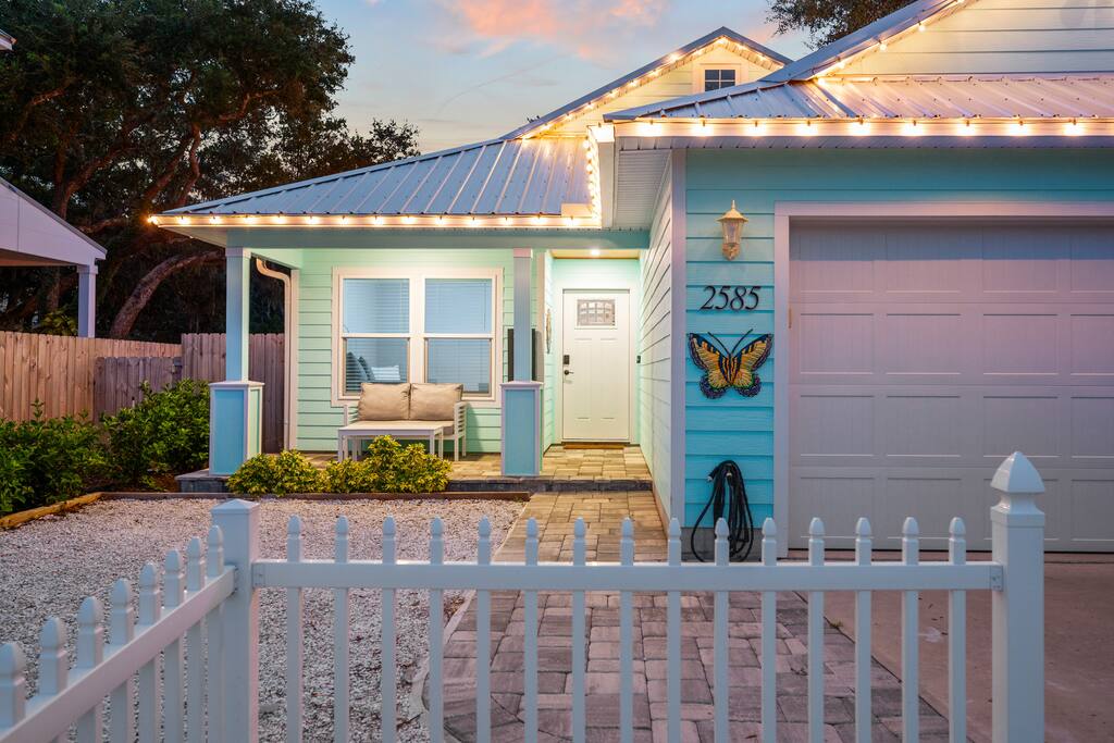 NEW Hot Tub•Grill•Fire Pit•Near Beach + Downtown