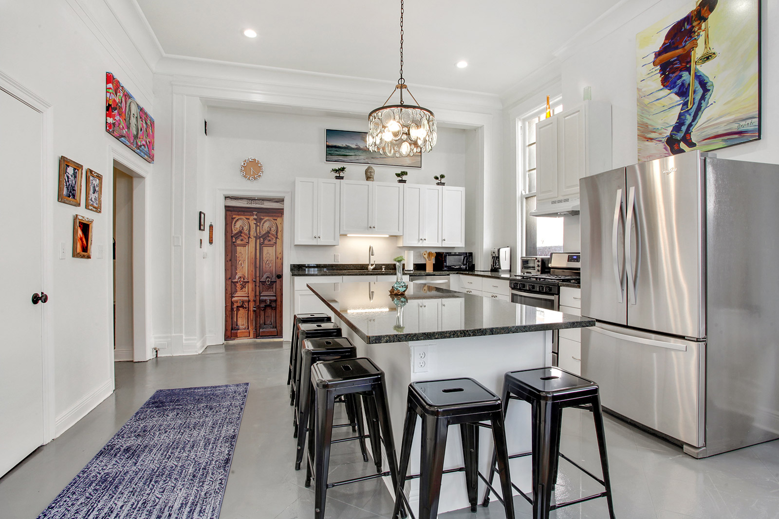 The SuperFlat on Carondelet St. downtown - 6BR/5.5BA up to 16 - WALK to FRENCH QUARTER - Book 4 nights, get a 5th for HALF PRICE!