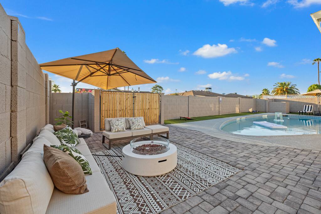 Hot Tub & Pool Getaway Near the Lakes – Prime Spot