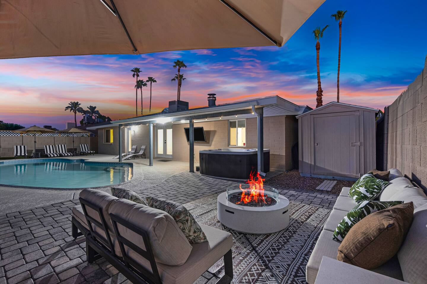 Hot Tub & Pool Getaway Near the Lakes – Prime Spot