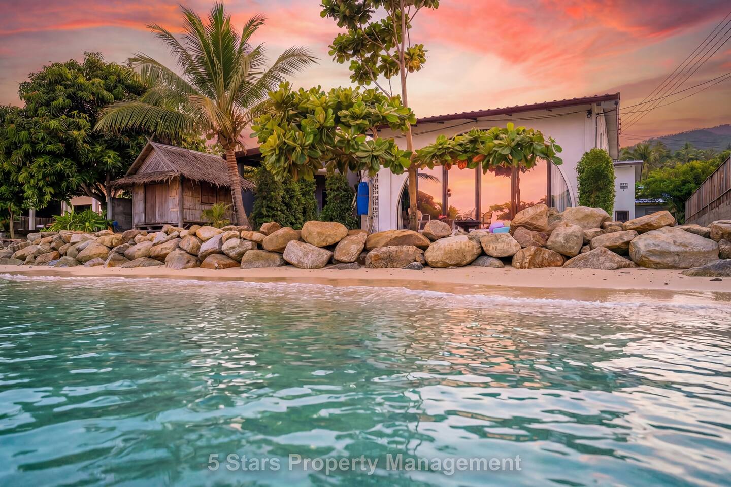 Beachfront: Serenity Sands villa, Soft beds, Patio