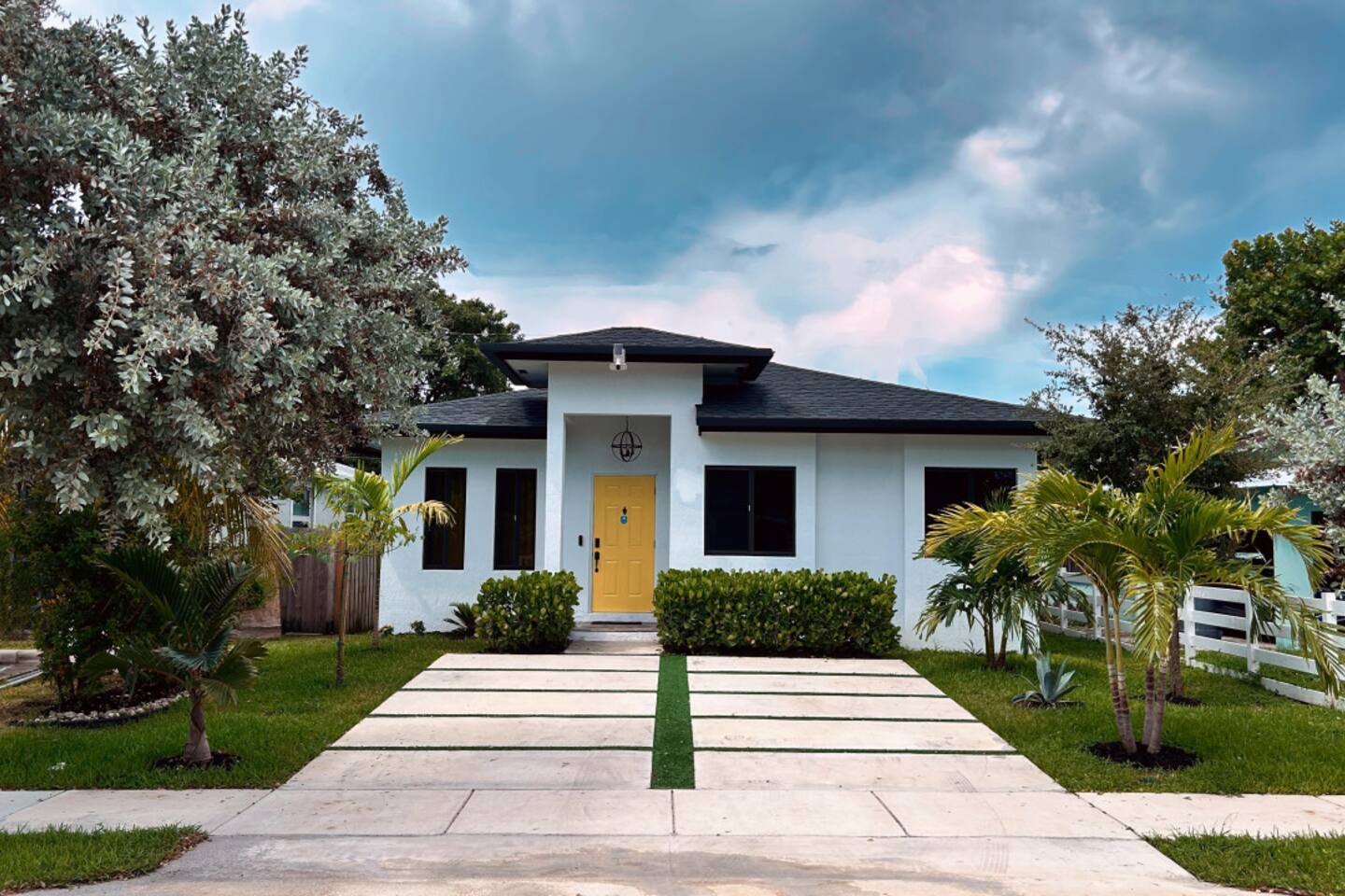 EPIC Retreat Near Beach/Hard Rock/Private Backyard