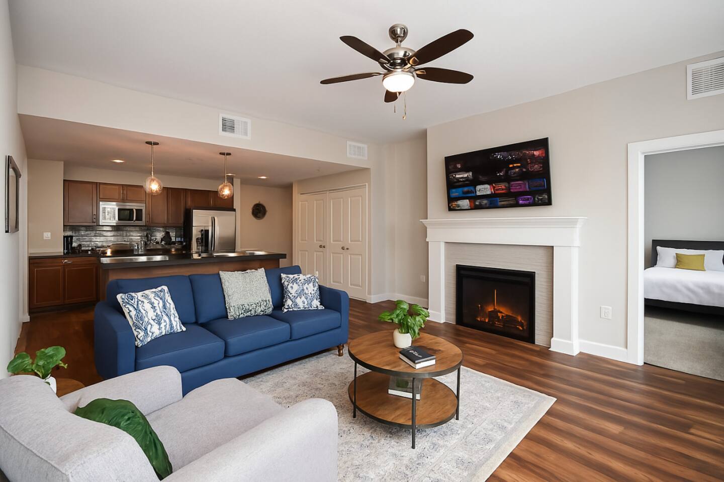 Spacious Downtown Sq: Stadium, Casino, R&R HoF