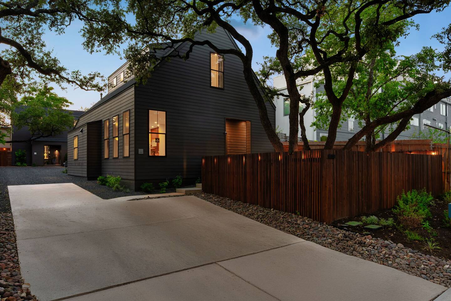 Bouldin Modern - Luxury Wellness Retreat