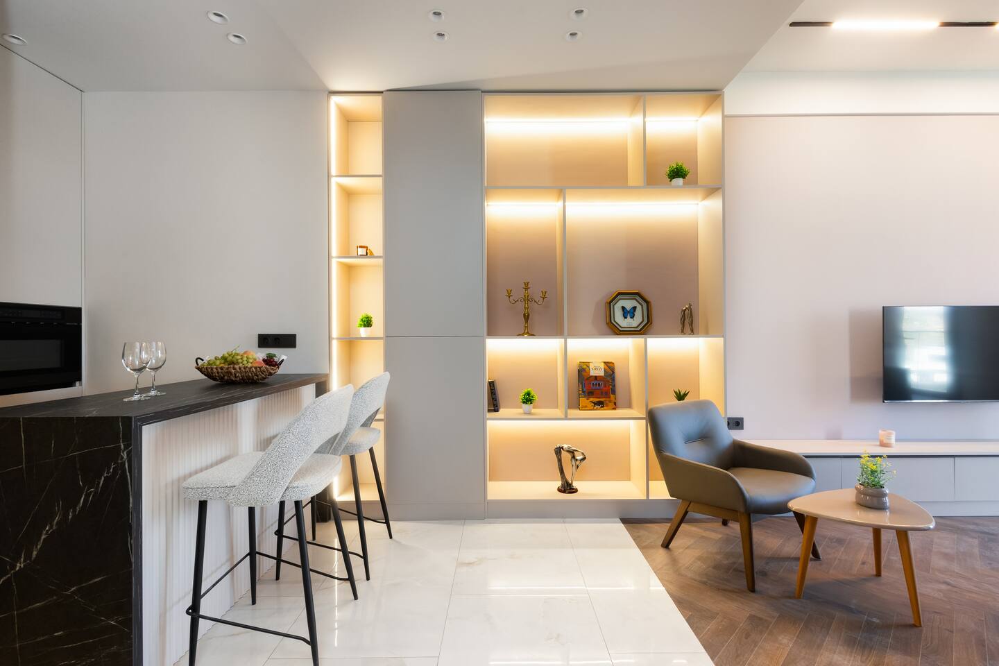 Modern Condo With Balcony | Skytop Views