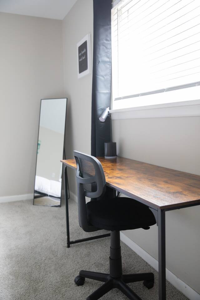 Fast Wi-Fi workspace — ideal for professionals