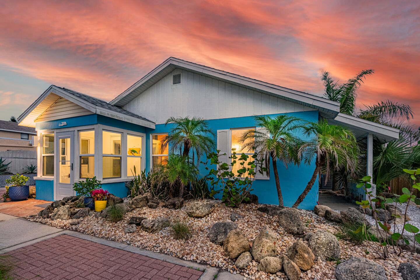 The CrabTrap A • 2BR Bungalow • Walk to Beach