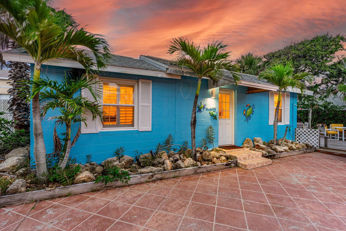 The CrabTrap B • 1BR Suite + Sleeper Sofa • Beach