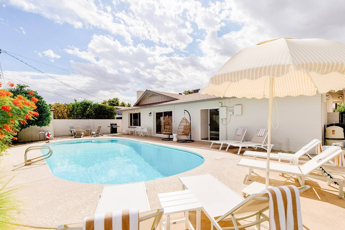 NEW! Chic Stay | Pool | Fire Pit | Min to Old Town - Holiday Home