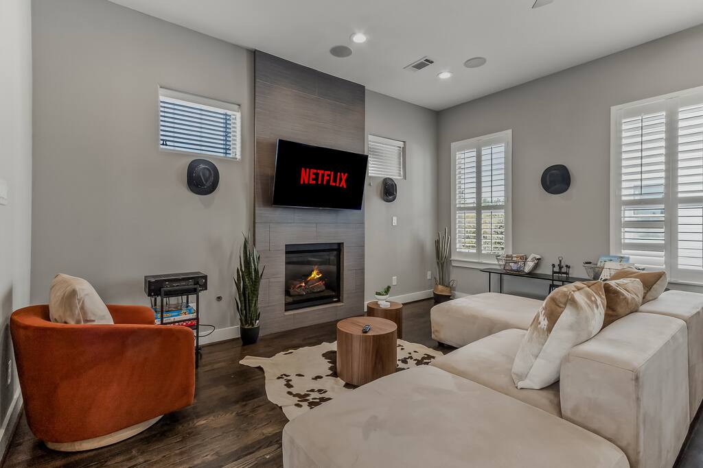 10 min to DT | 
Gated Area | Balcony & Pool Table