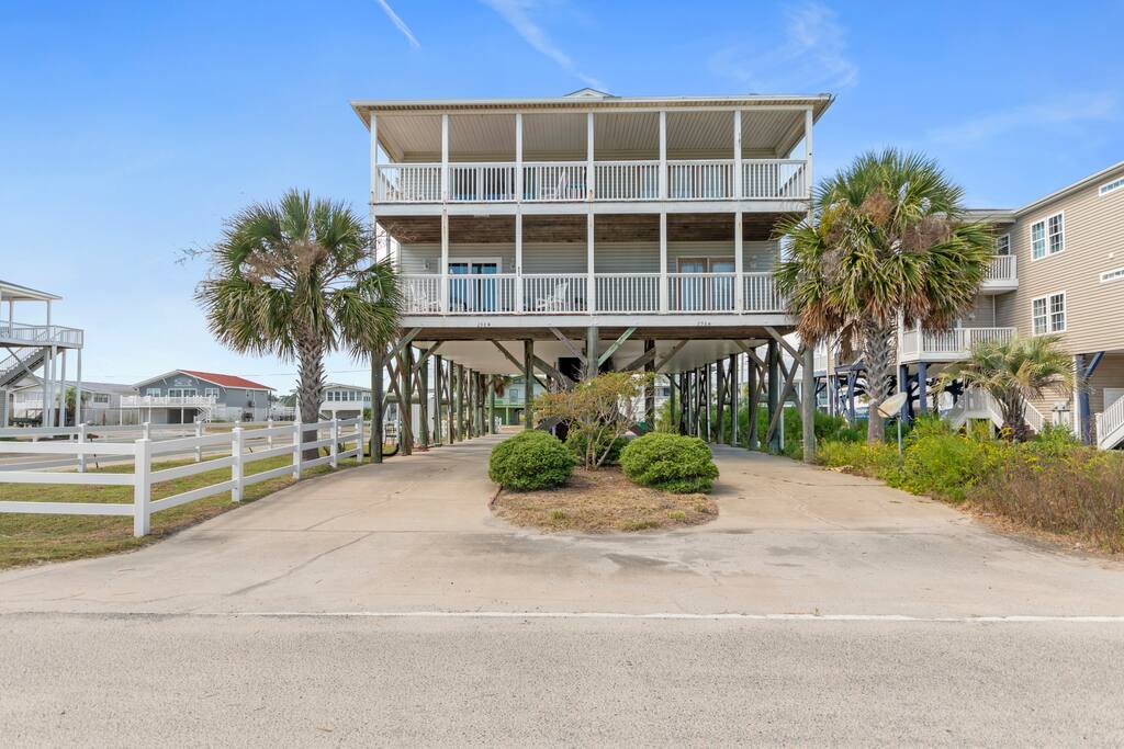 Beach Access | Sleeps 15| Creek and Ocean Views