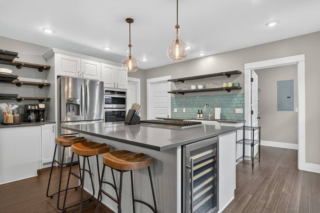 Irvington Craftsman | 4 Ensuite beds | Fenced Yard