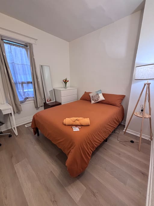 Cozy Room near Lake Ontario w/ Fast WiFi