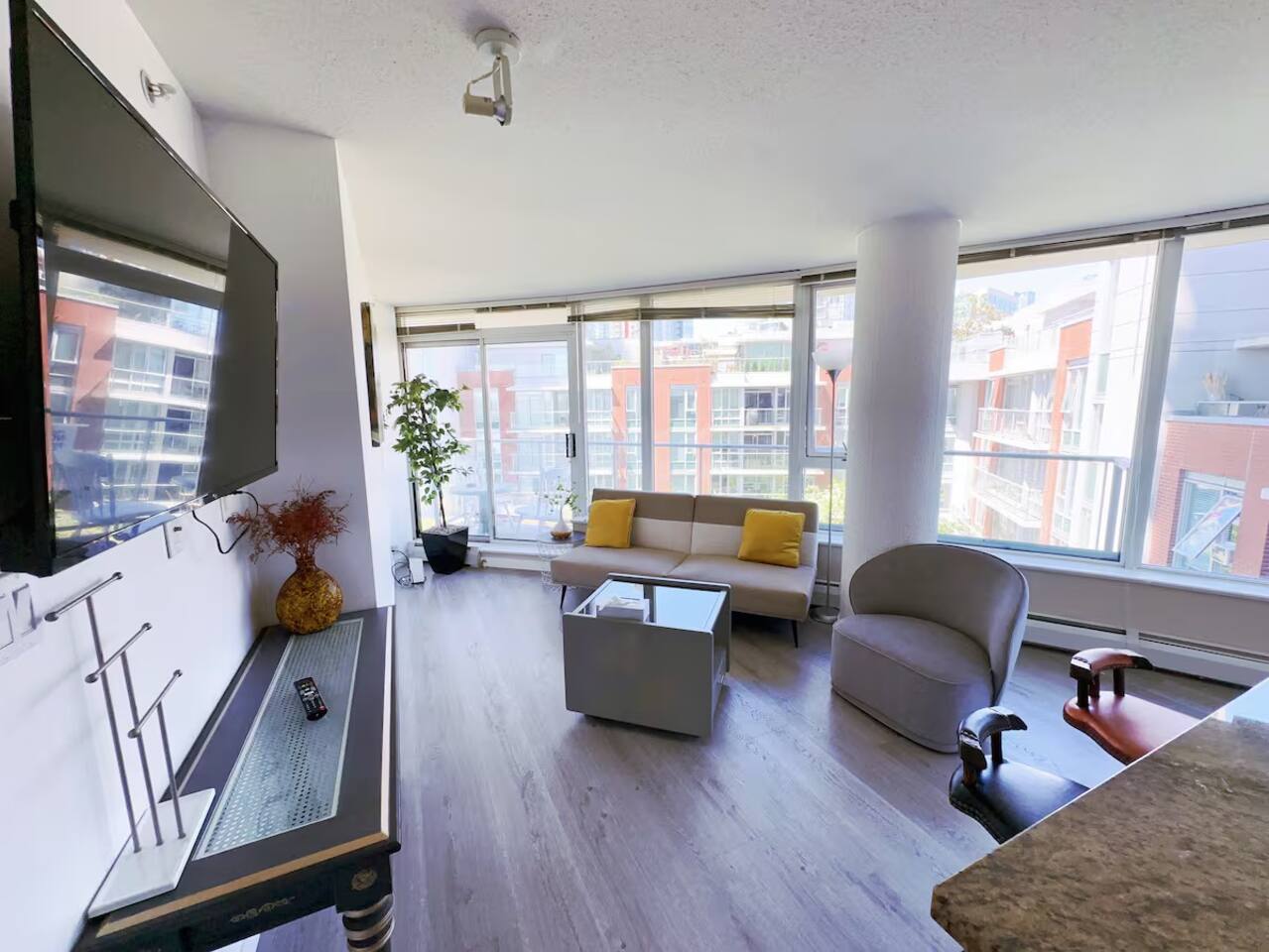 Downtown Vancouver Apt Heated Pool, Gym, Skytrain