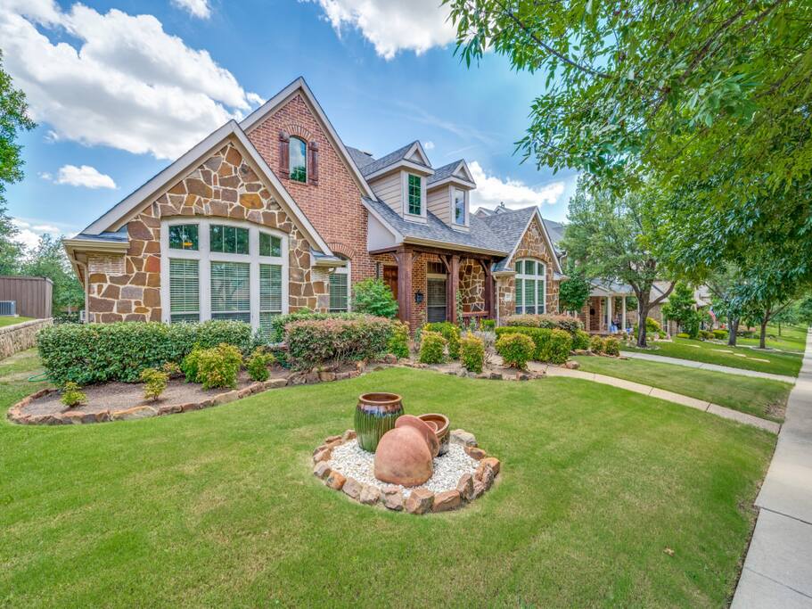 Spacious 4BR Castle Hills Home w/ Media Room