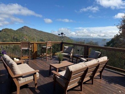 Feel on top of the world lounging on the expansive balcony, sipping coffee or sunset cocktails while endless Blue Ridge peaks unfold before you. Sink into plush seating after exploring Seven Devils.