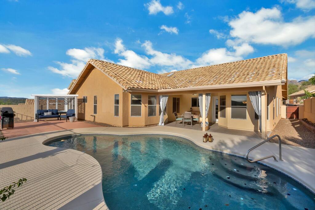 Northwest Tucson Vista Hideaway w/ FREE Pool Heat!