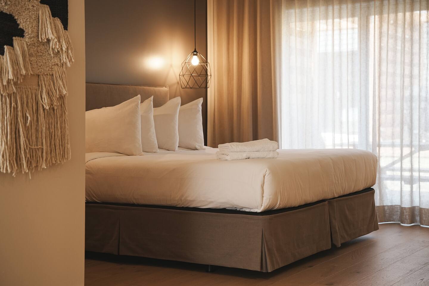 Tremblant Suite, King bed, Fireplace, Free Shuttle