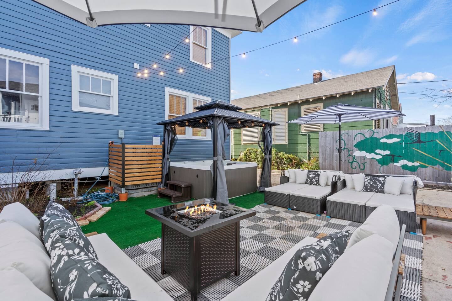 Hot tub-Walk 2 Beach-Sauna-Fire pit-Mural-Sleeps15