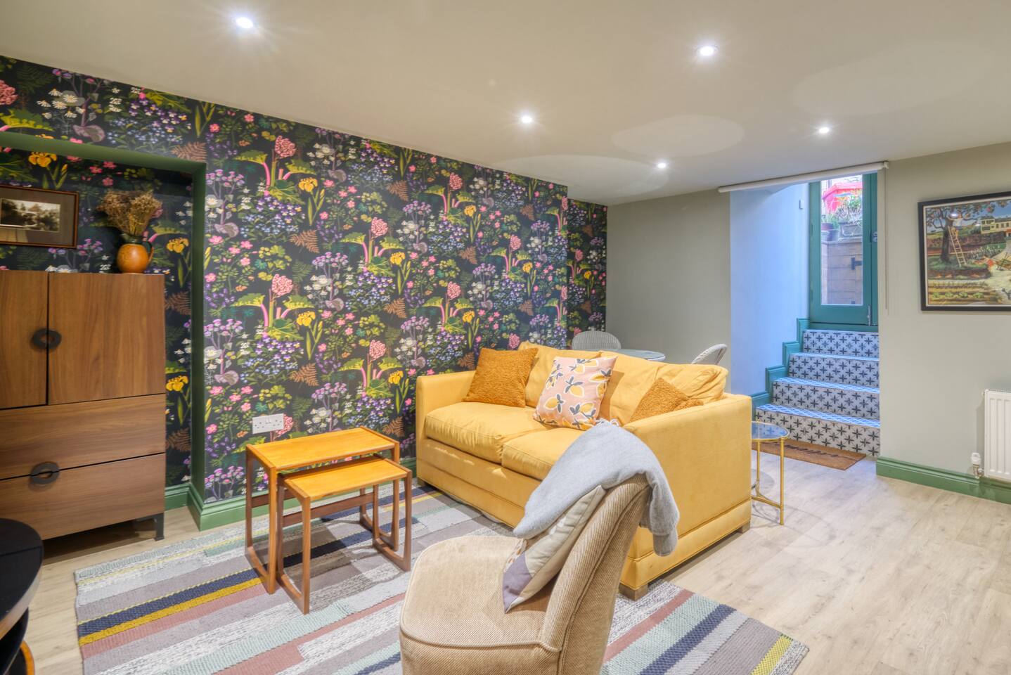 Hill House - Summertime apartment & outside space