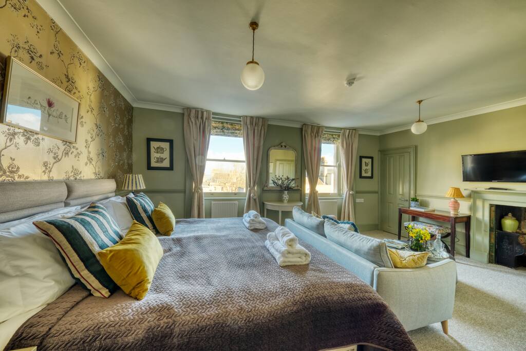 Hill House 2 - Deluxe suite with lounge & bathroom