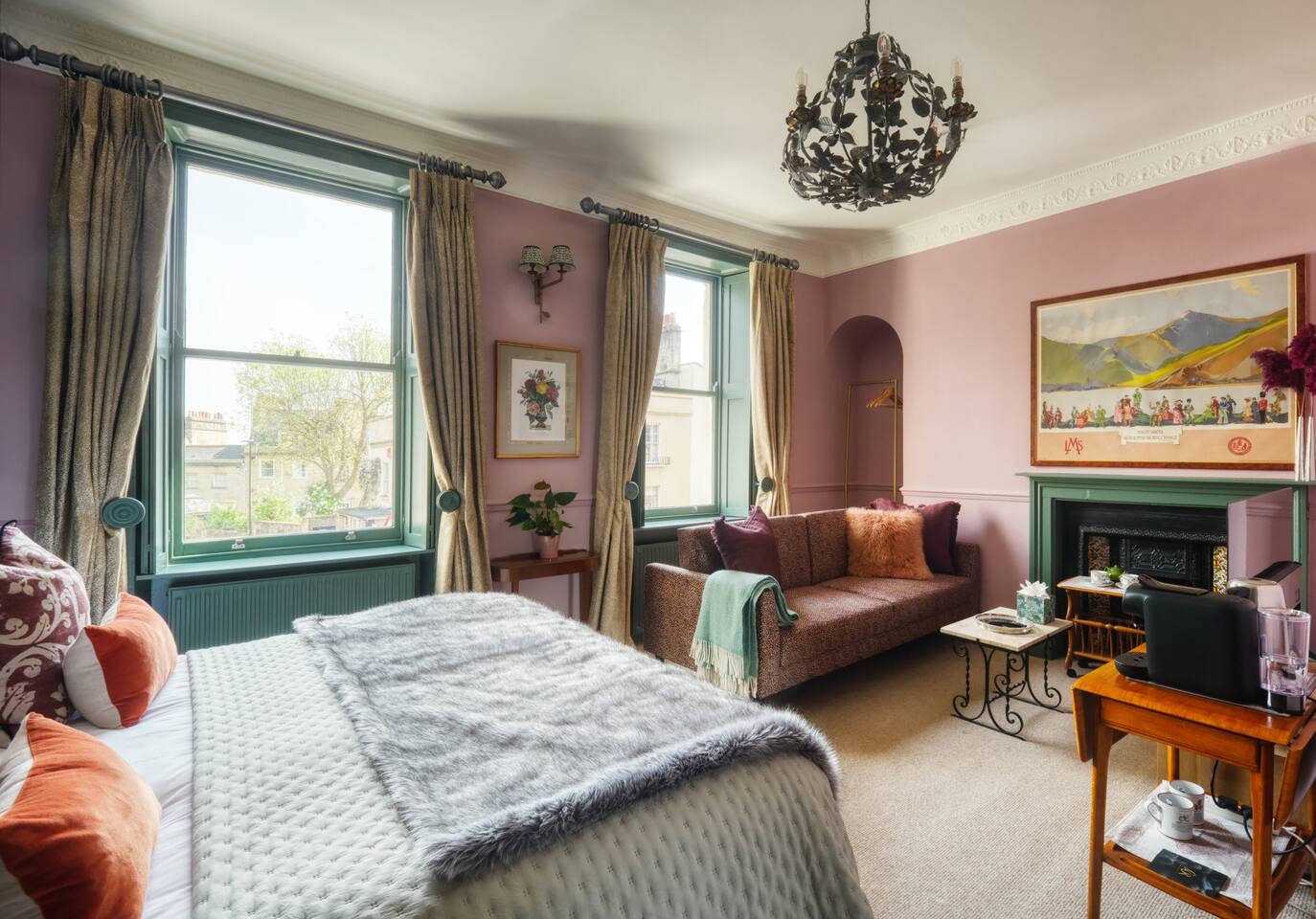 Hill House B - Deluxe suite with lounge & bathroom