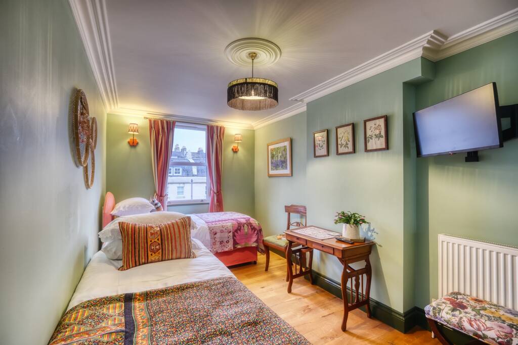 Summerfield - Twin room with private bathroom