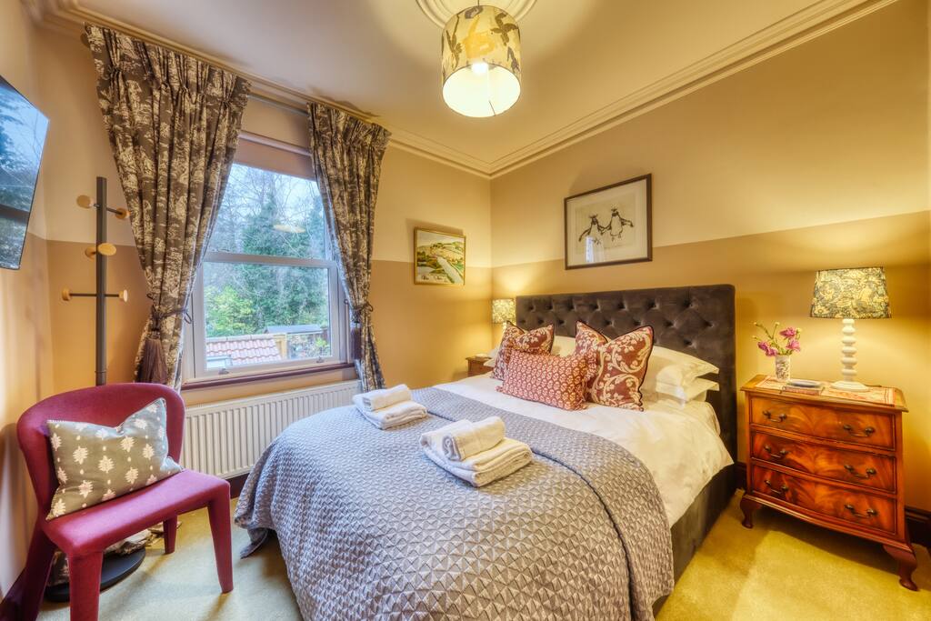 Dahlia - King room with private bathroom