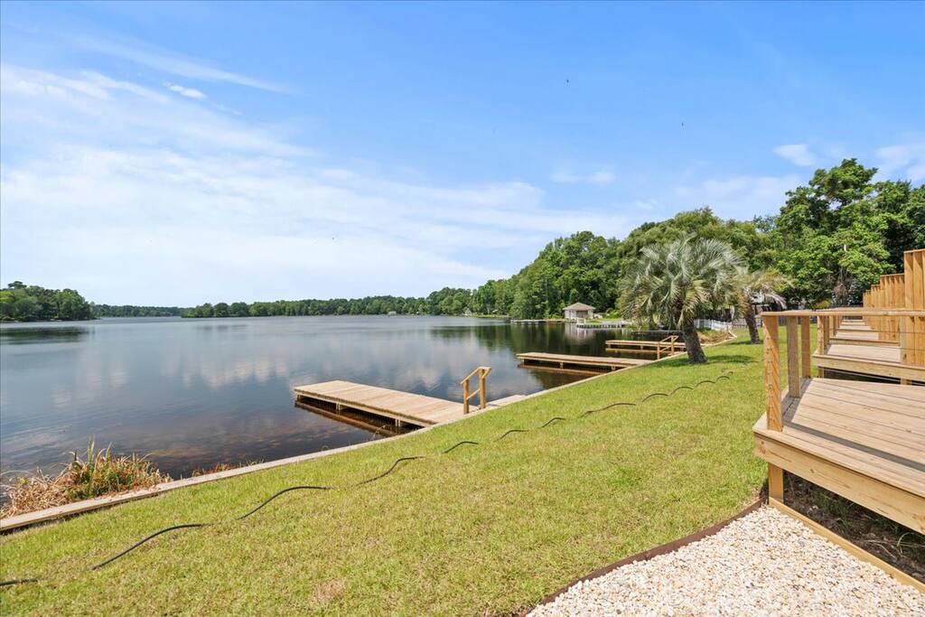 Lakefront retreat on the edge of Hartsville