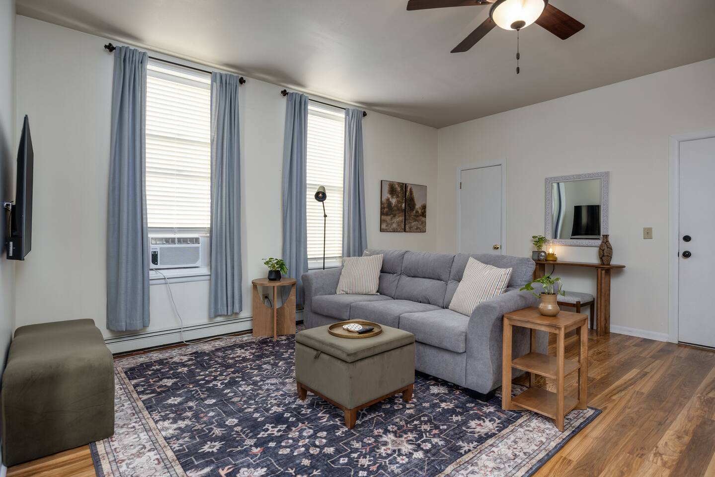 Downtown Apt - Steps from sushi and pizza!