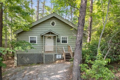 Honey Bee Cabin secluded under the forest canopy in Sautee Nacoochee