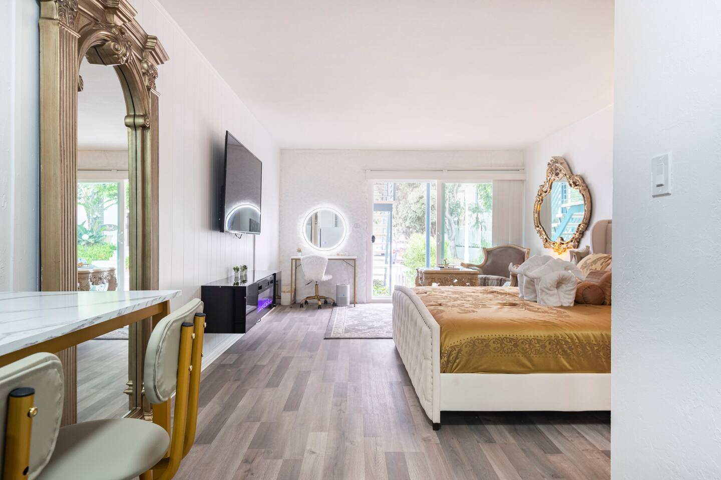 Bayfront Studio | King Bed | Walk to Ocean