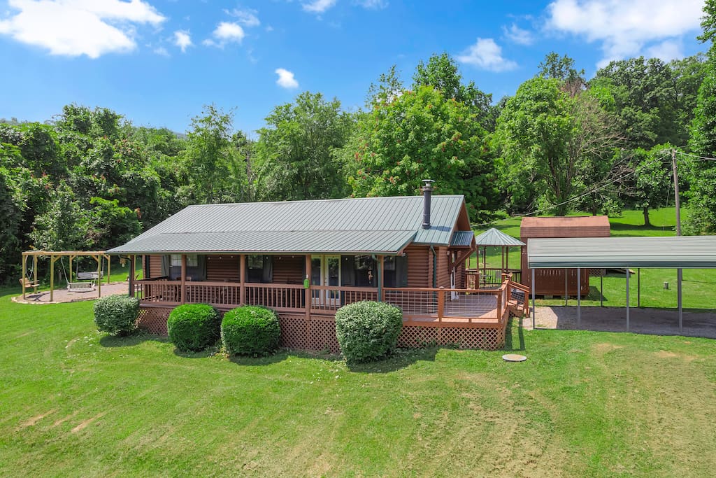 Pet-friendly Log Cabin with Hot Tub + Fire Pit