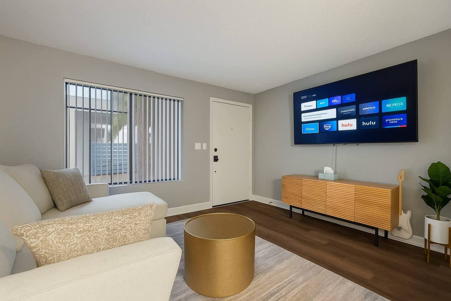 2KingBd| 2BR | 2Bath | 70” Smart TV | 10min Old To