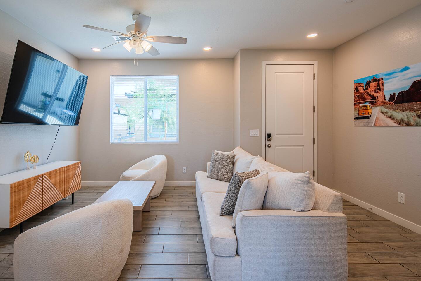 3BD | Free Parking | 75" Smart TV | 2BR | 2Bath