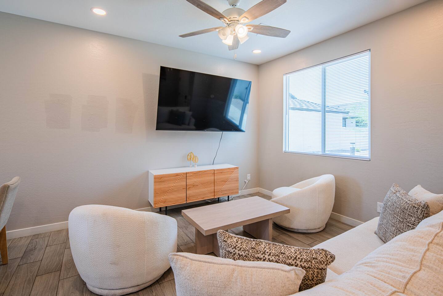 Cozy 2BR | 3Bed | 2Bath | 70" Smart TV