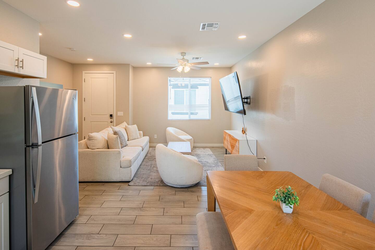 2BR/2BA w/ 3 Beds Prime Location