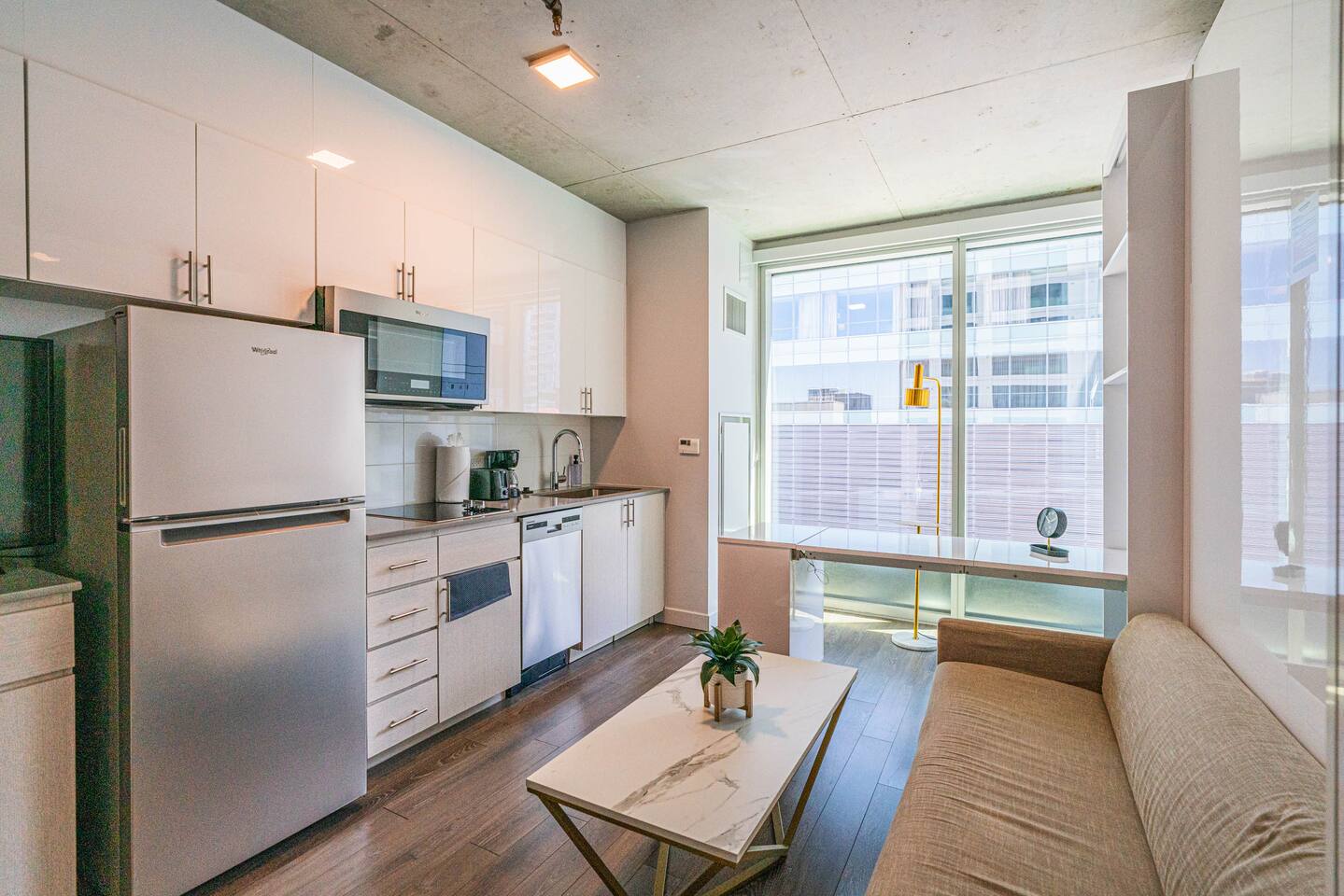 Stunning Sunset Views+Pool+Patio+Gym+Parking