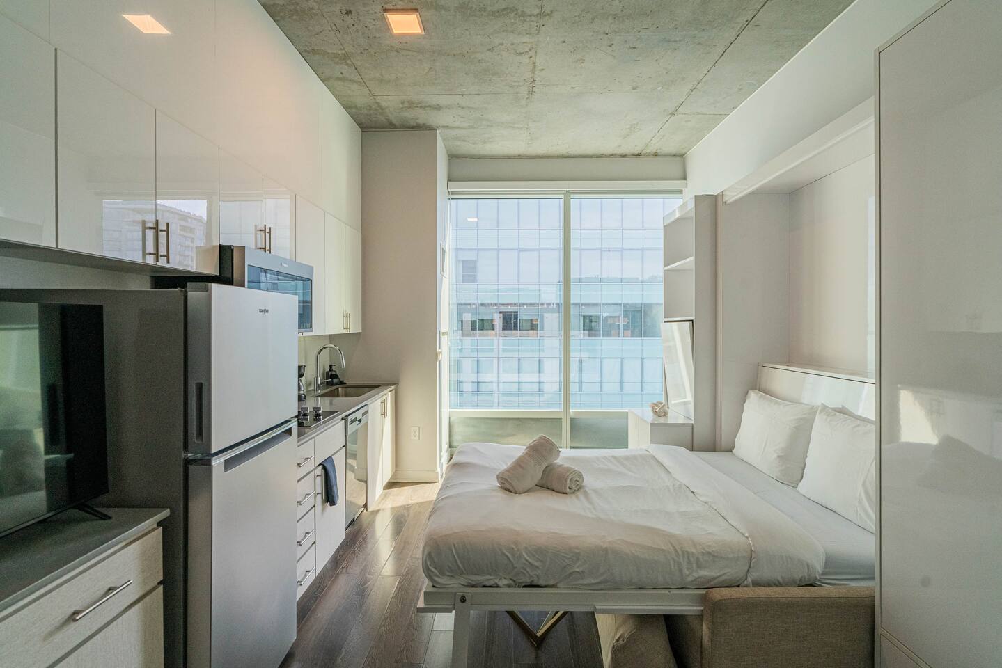 Warm 1BR 1BA | Pool, Gym + In-Unit Washer/Dryer