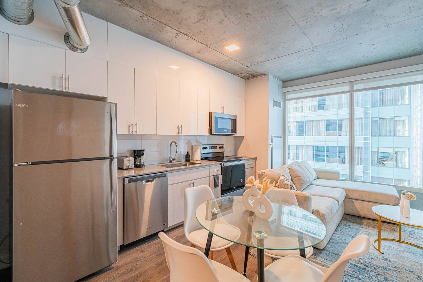 Serene 1BR Pool + Gym + Parking + Workspace