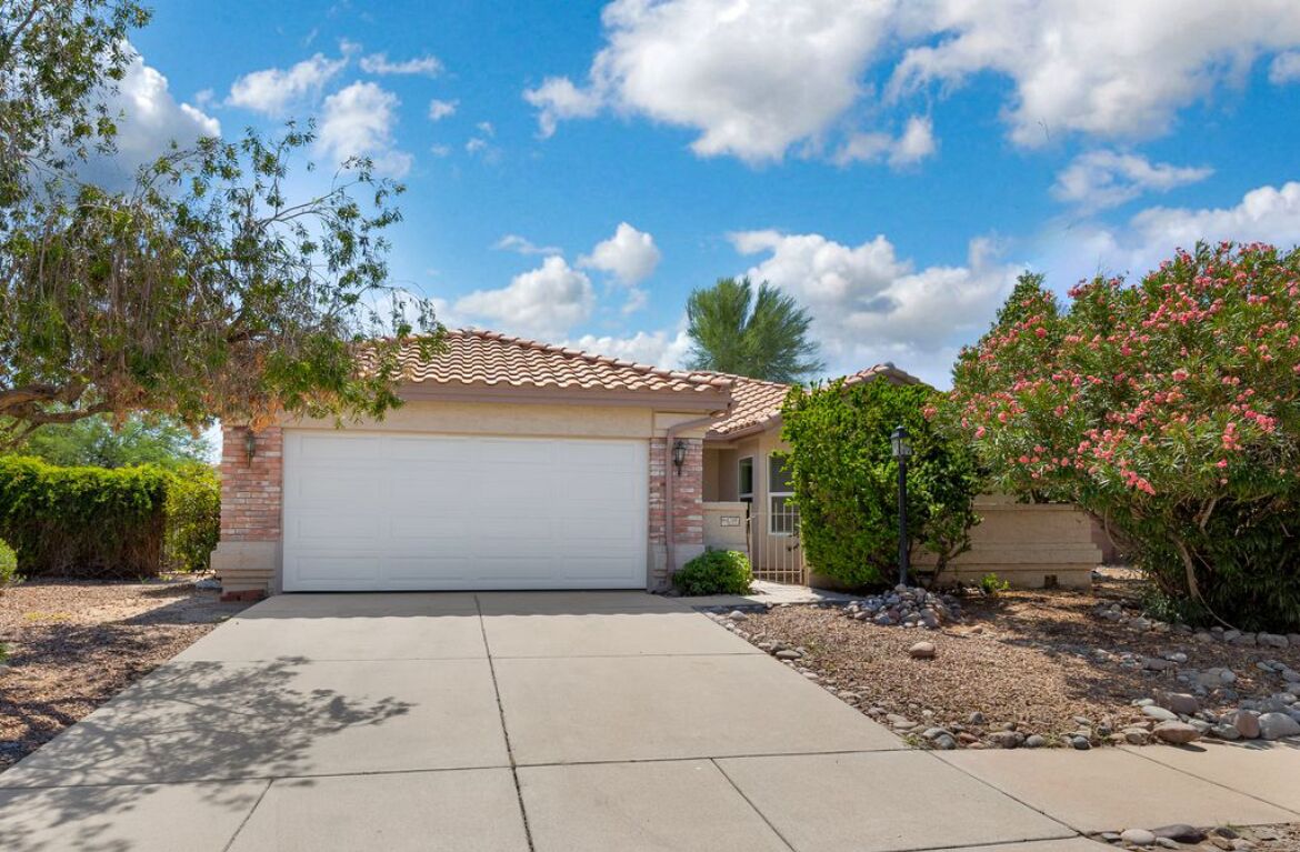 Desert Retreat. Modern 3BR + Spa Bath. Long-Term