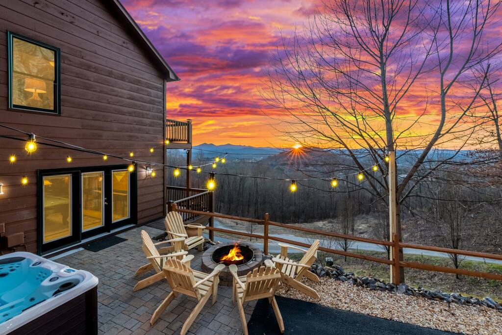 Modern cabin w/ game room, hot tub, stunning views