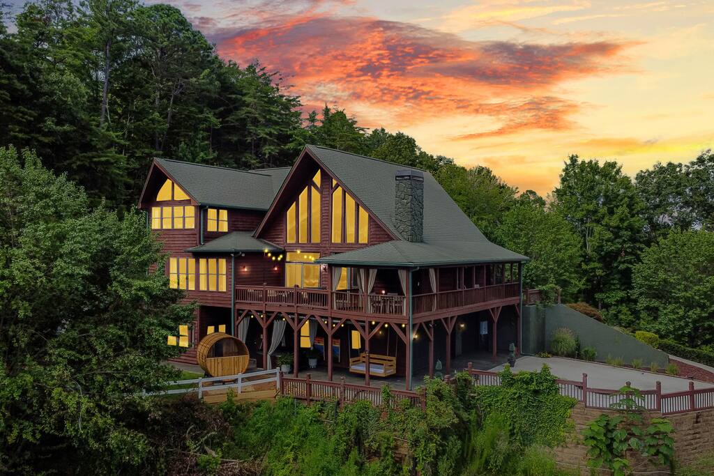 View•Jacuzzi•Sauna•Games•Theater•Pickleball