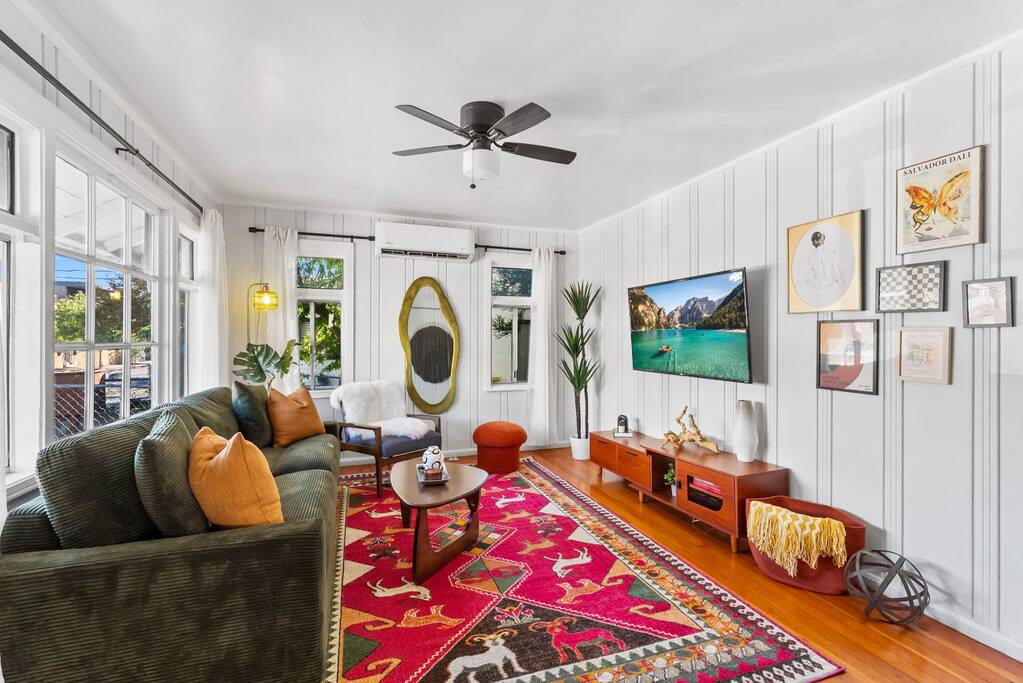 Funky Fun Cottage w/Firepit - 5 mins to DT & Zoo!