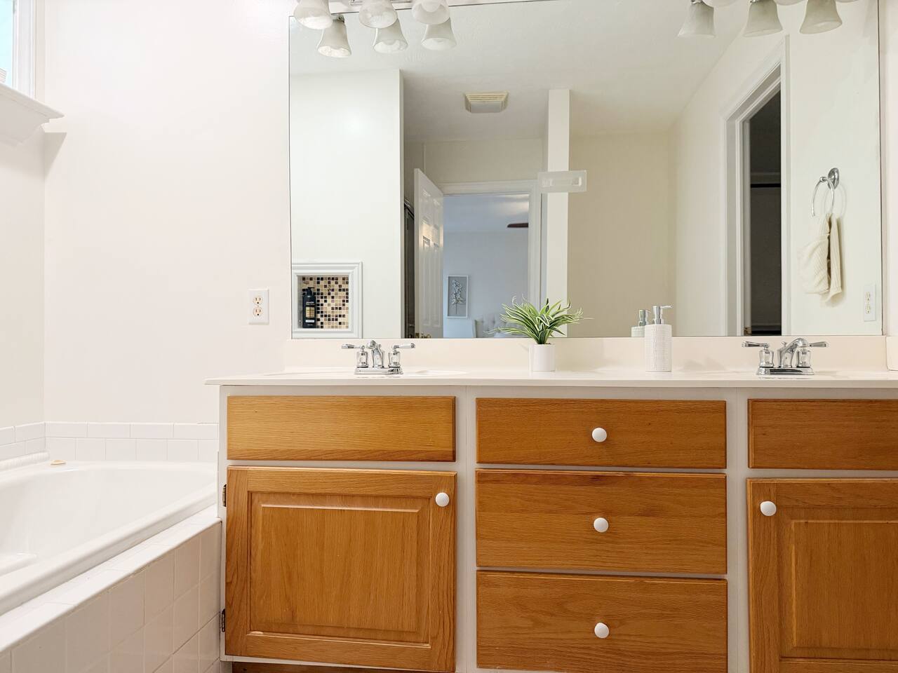 Bramblewood Home - 3BD/2BR Spacious Northside Home