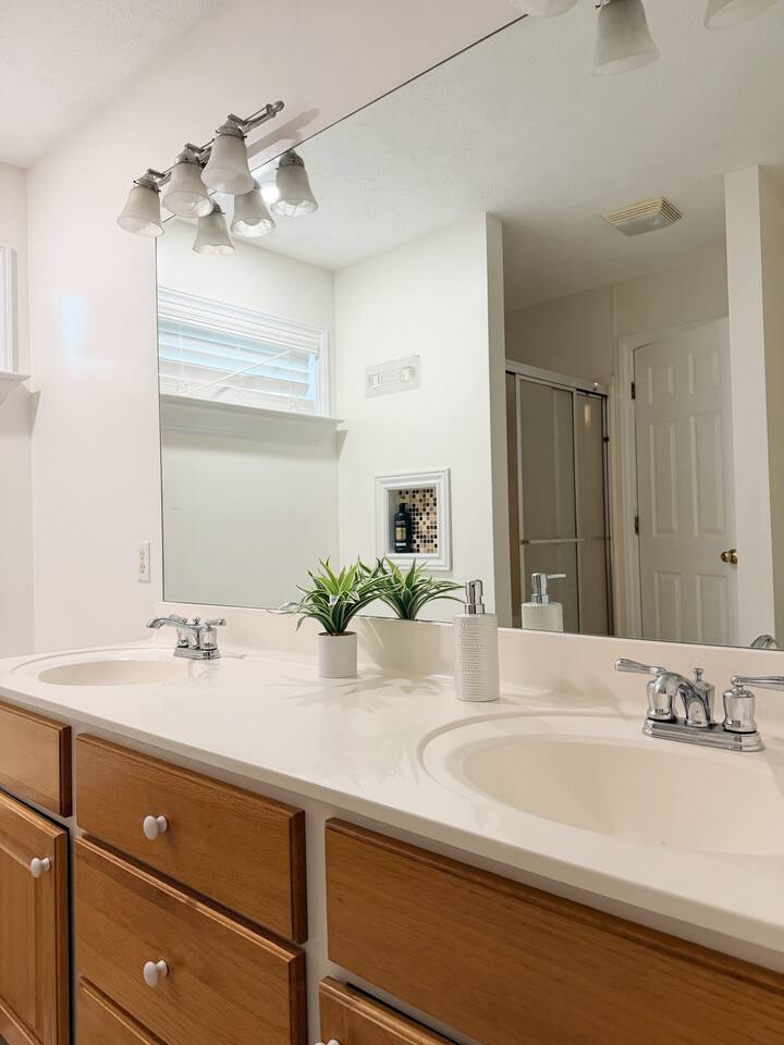 Bramblewood Home - 3BD/2BR Spacious Northside Home