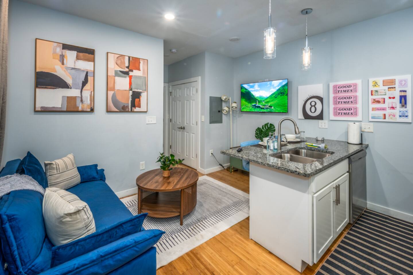 OTR by TQL+Smart TVs+King Bed+Wifi+Sleeps 3+1st Fl