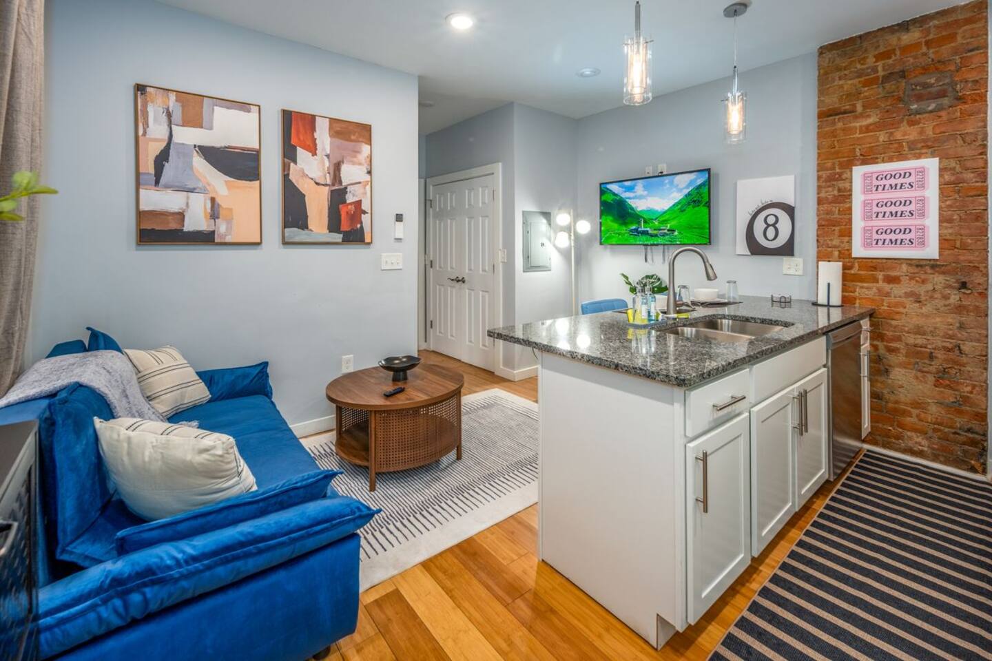 OTR by TQL+Smart TVs+King Bed+Wifi+Sleeps 3+2nd Fl