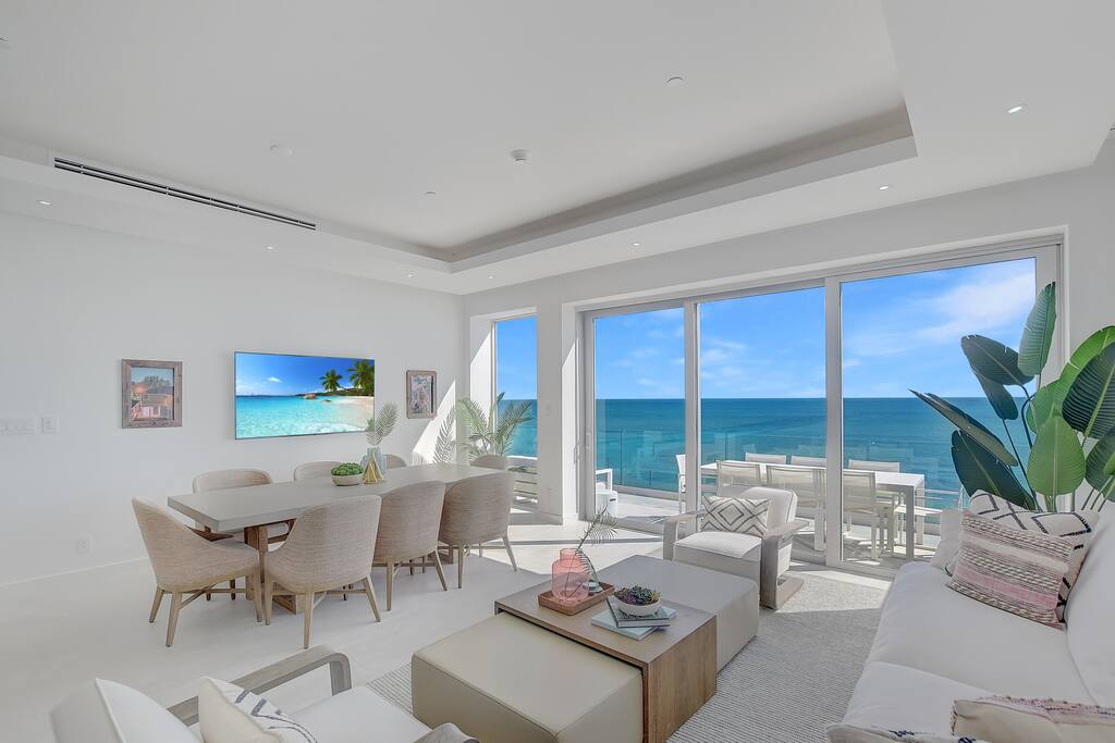 Modern Penthouse w/ Rooftop Pool & Ocean Views