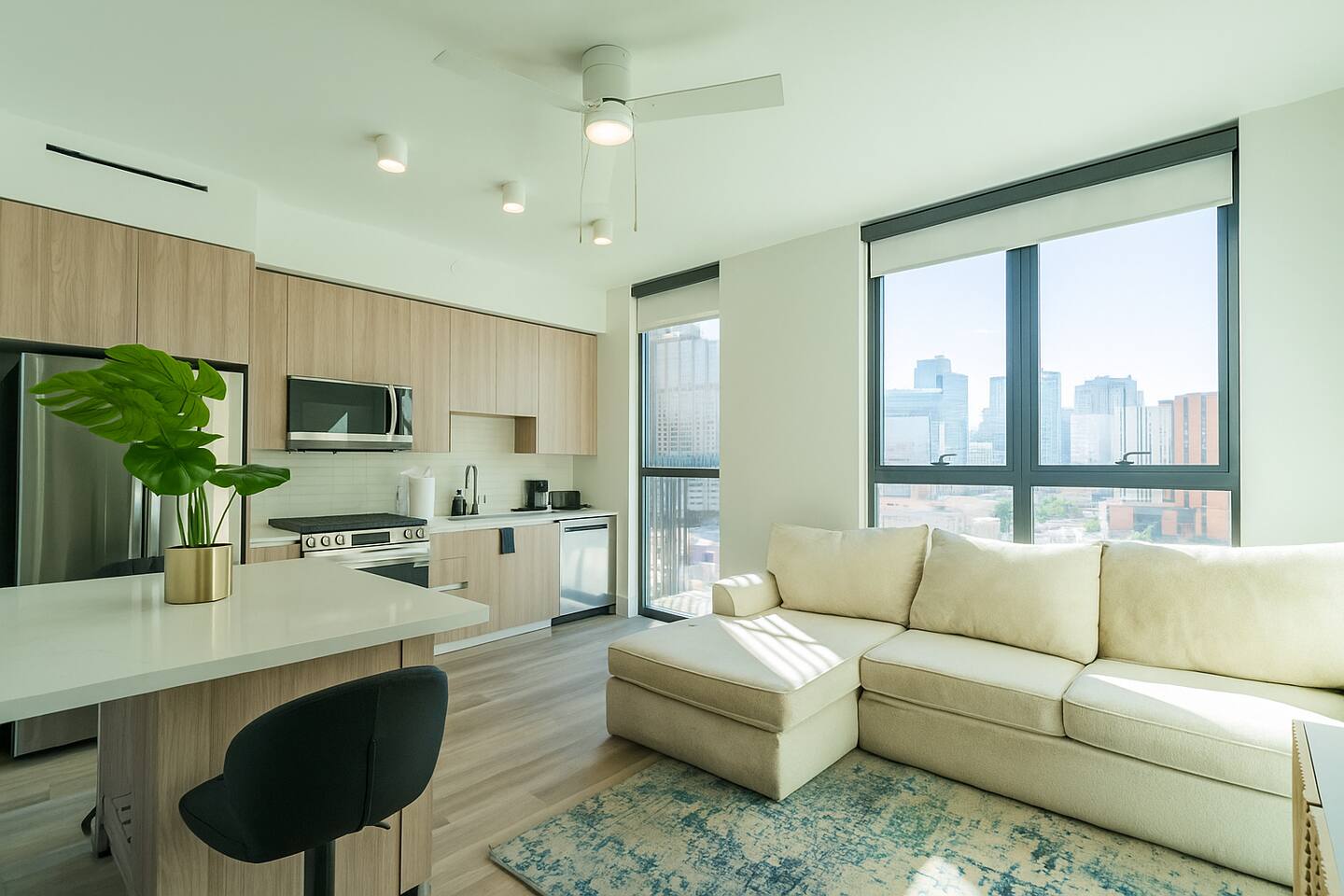 Bright 1BR Haven | Pool & Gym Access + Rooftop